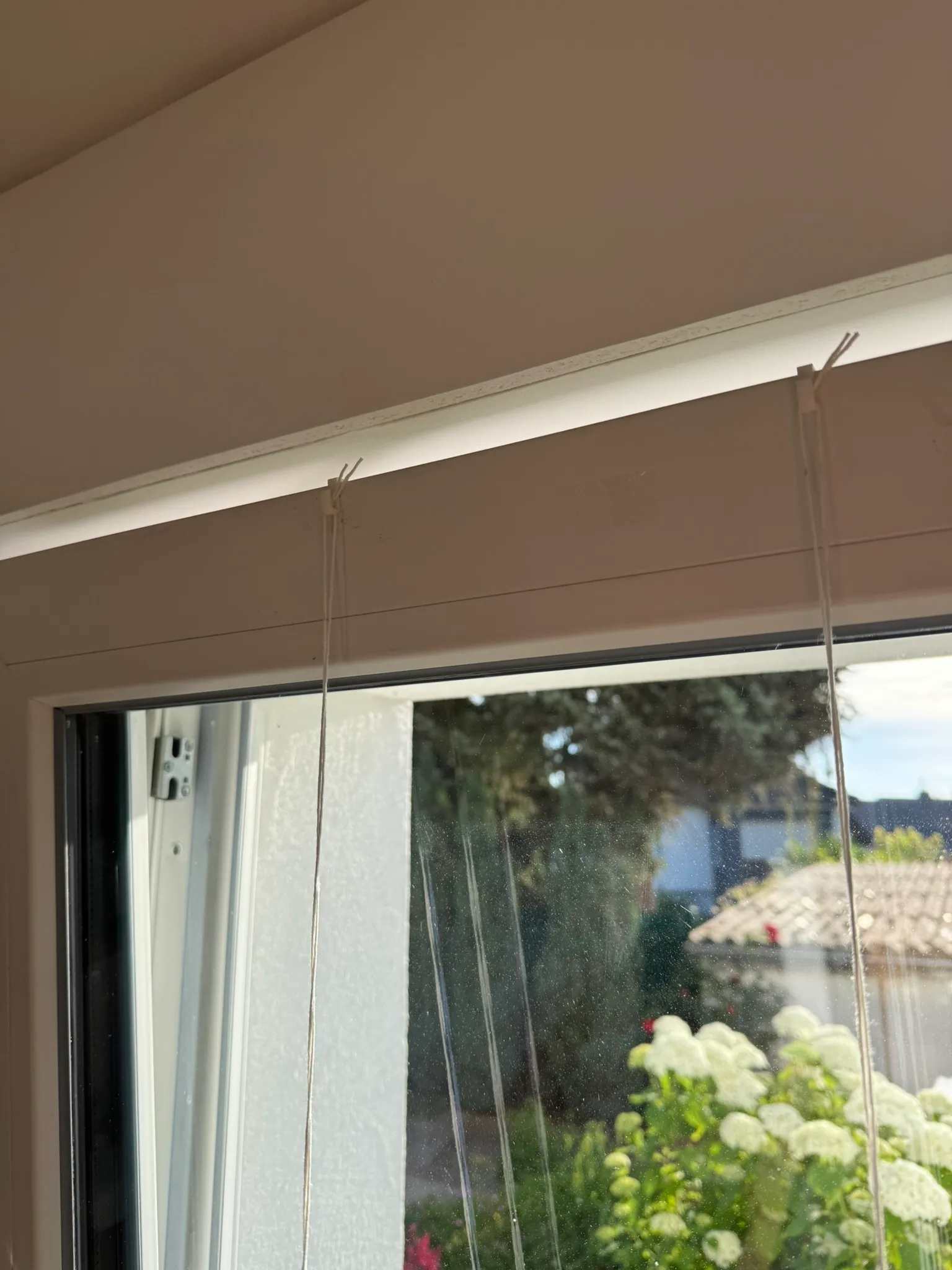 Zwei Fensterhaken oben am Fensterflügel eingehängt