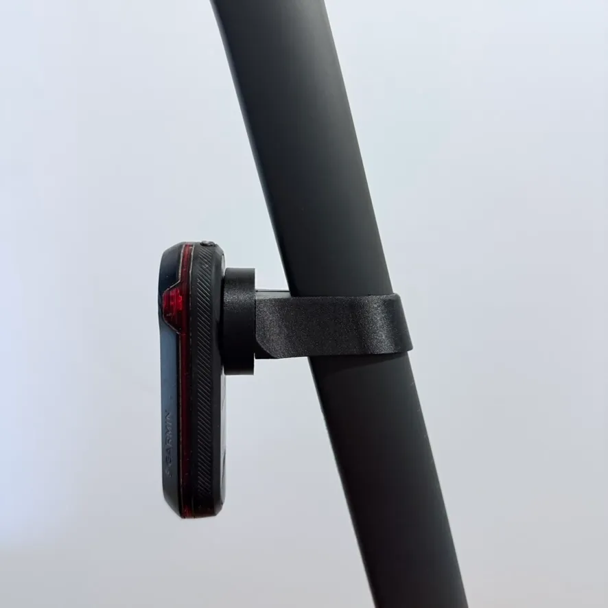 Garmin Varia Halterung mit Rücklicht an der Rose Shave Aero Carbon Sattelstütze